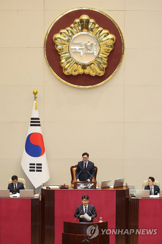 2일 국회 본회의에서 정명호 의사국장이 최상목 부총리 겸 기획재정부 장관에 대한 탄핵소추안을 보고하고 있다. 연합뉴스